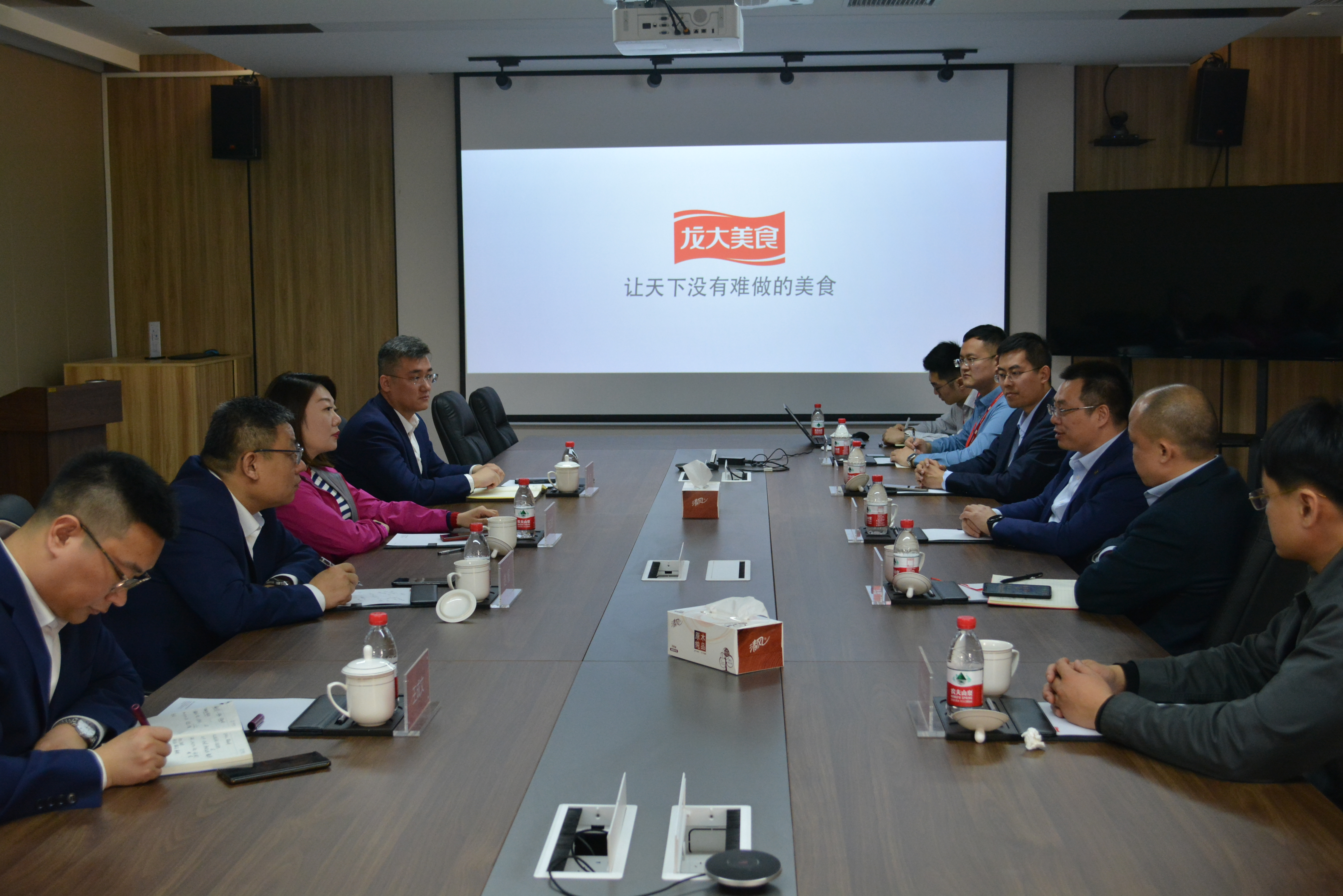 齐鲁银行烟台分行行长张立群一行到访聚鑫汇娱乐，共同探讨加深金融合作